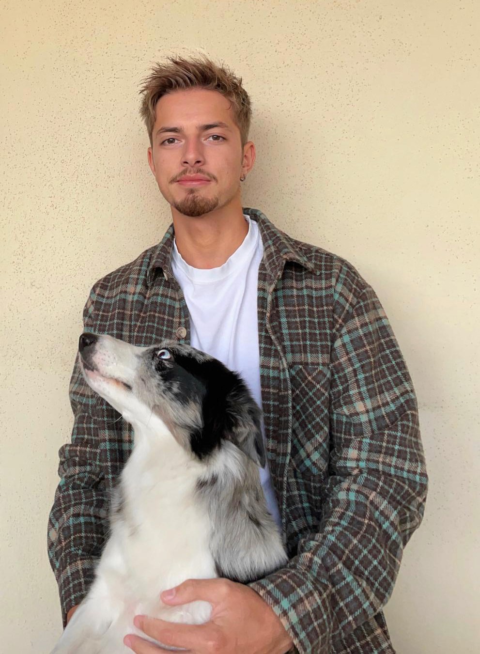 Koen, il fondatore di Tinzo, con il suo cane