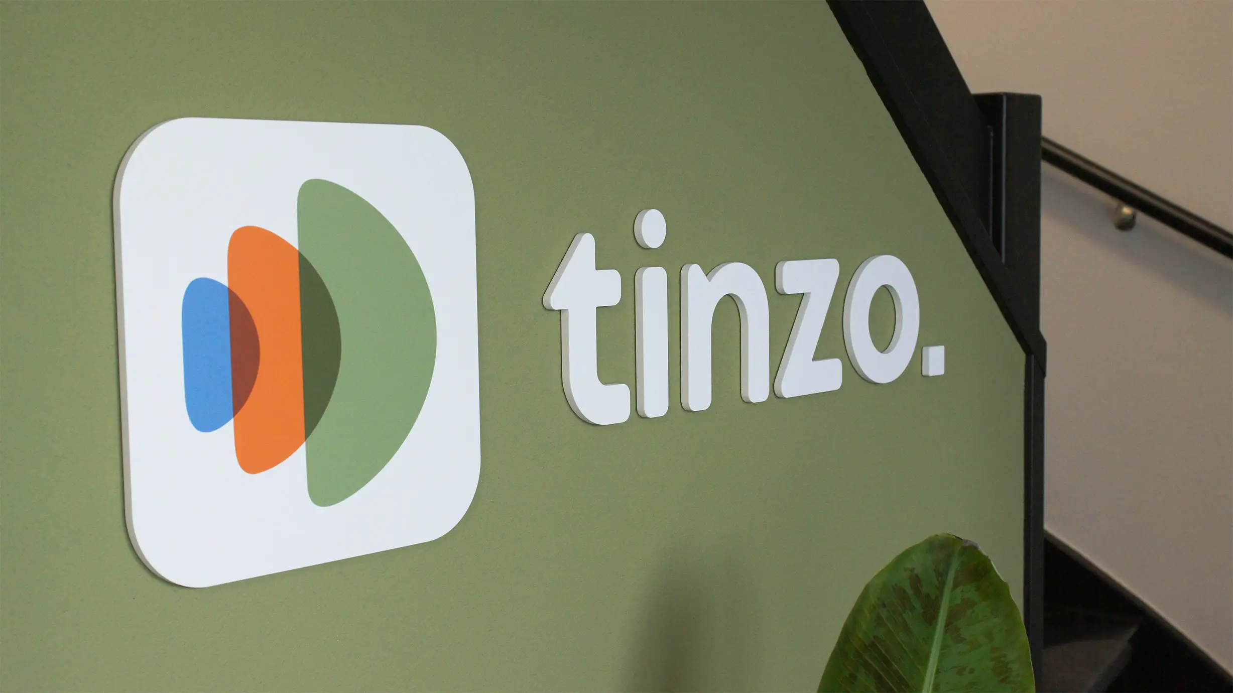 Il logo di Tinzo sulla parete del nostro ufficio